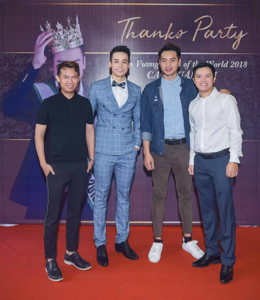 nam vuong cao xuan tai quy goi tren san khau tang hoa cho ba me