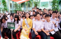 Tân Hoa hậu Lương Thùy Linh rưng rưng nước mắt khi được trường cũ tổ chức sinh nhật