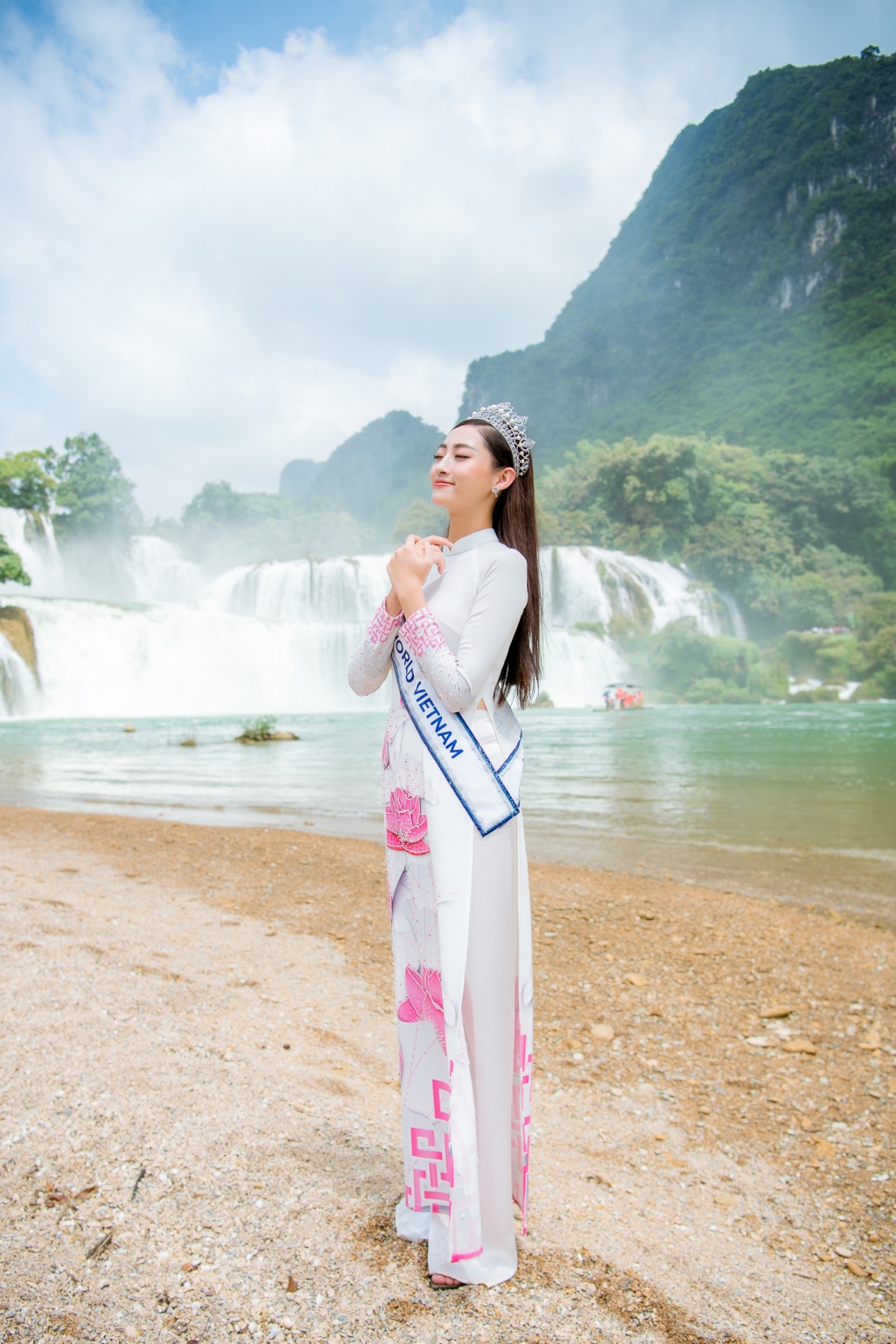 hoa hau luong thuy linh dien ao dai tha dang giua dat troi cao bang