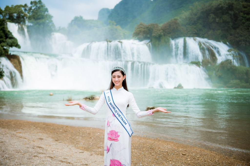 hoa hau luong thuy linh dien ao dai tha dang giua dat troi cao bang