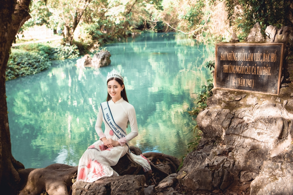 hoa hau luong thuy linh dien ao dai tha dang giua dat troi cao bang