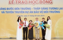 Hoa hậu H'Hen Niê và Á hậu Hoàng Thùy trao học bổng cho học sinh tỉnh Long An