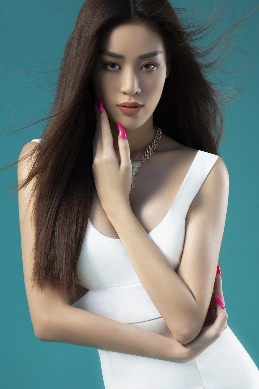 Hoa hậu Khánh Vân biến hóa nhiều hình ảnh với cảm hứng từ màu sắc