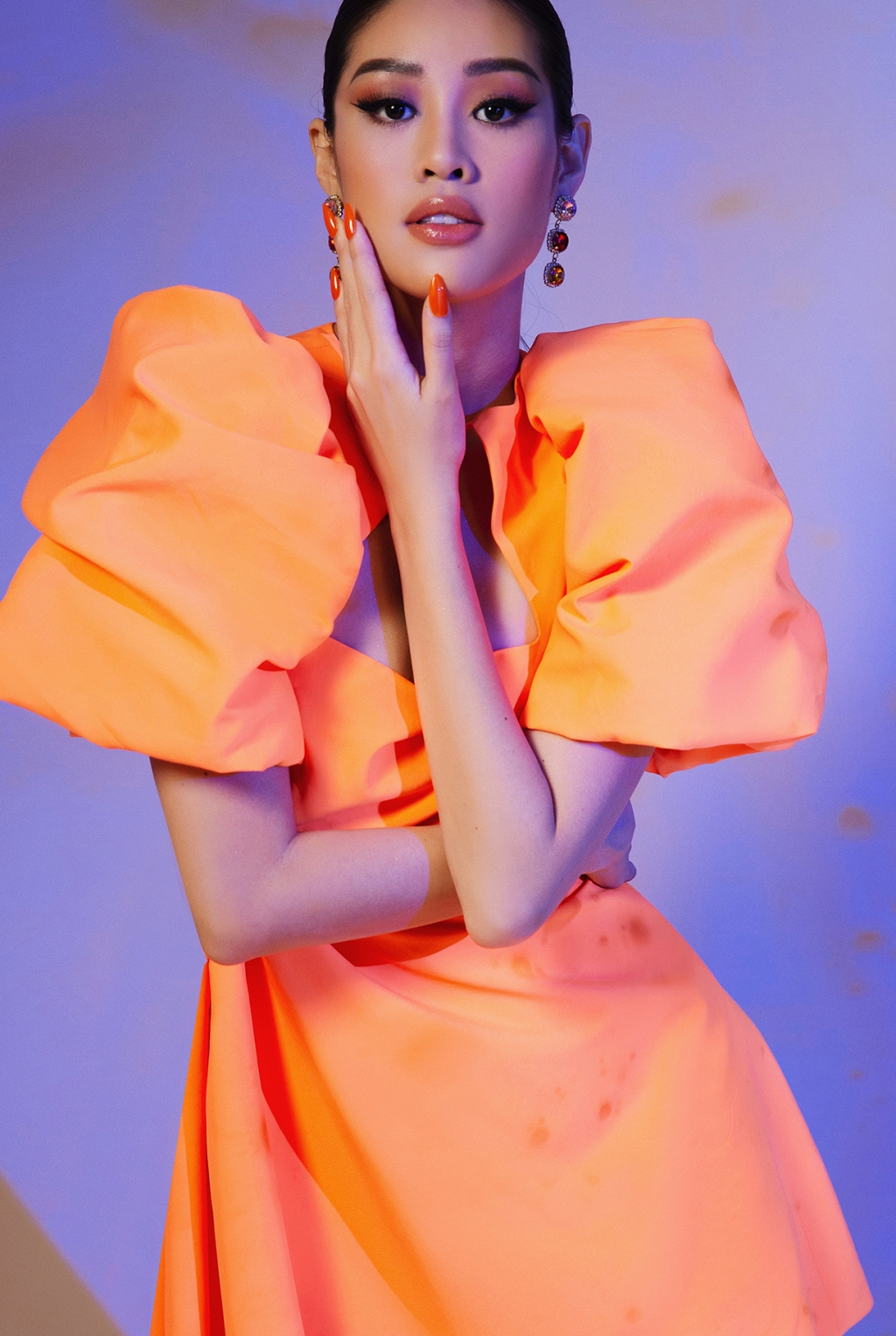 Hoa hậu Khánh Vân biến hóa nhiều hình ảnh với cảm hứng từ màu sắc