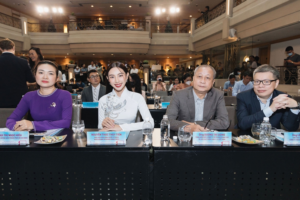 Hoa hậu Thùy Tiên nền nã trong tà áo dài khi đảm nhận vai trò đại sứ truyền thông hội chợ du lịch quốc tế TP. HCM