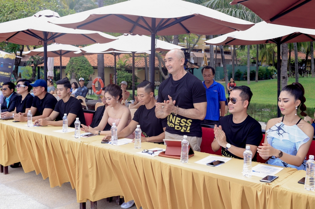 binh minh lien tiep trao nhung loi co canh cho thi sinh vietnam fitness model 2017