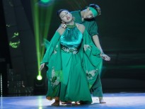 Giám khảo Việt Hương tặng áo cho thí sinh 'Bước nhảy ngàn cân'