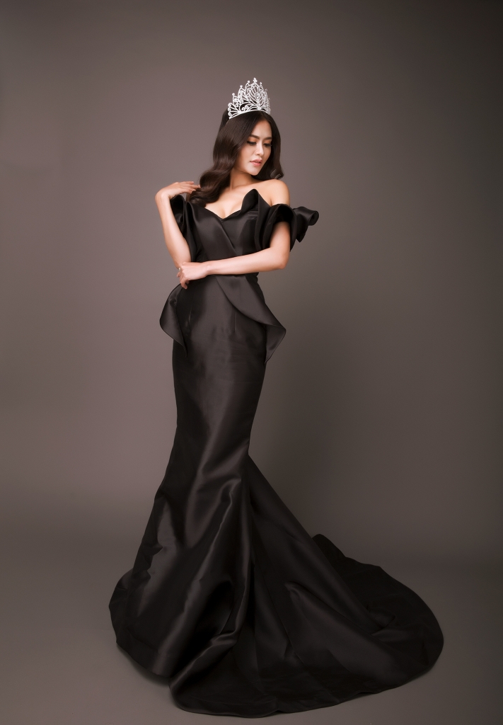 hoa khoi thoi trang dy kha han quyet tam thi hoa hau de doi doi