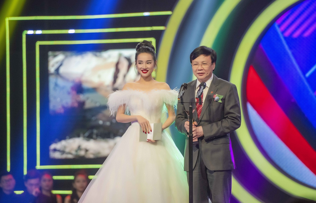 nha phuong dien dam trang cong chua tham du vtv awards sac mau 2018