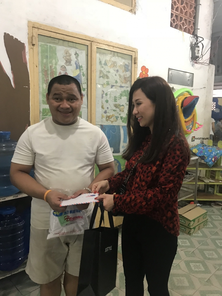 kelly ngo di thi hoa hau vi chong khuyen khich