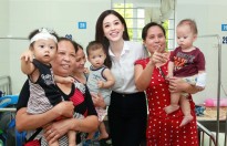 Á hậu Phương Nga giản dị đến thăm trẻ em tại bệnh viện Xanh Pôn