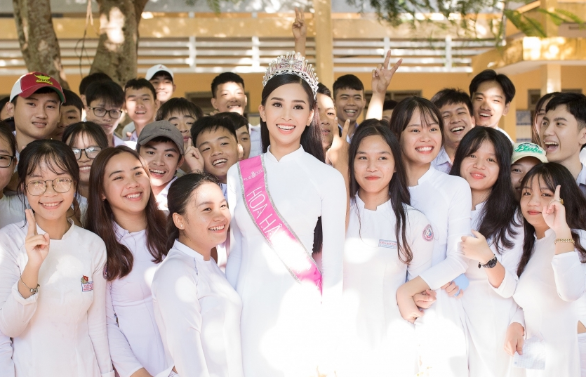 Diện áo dài trắng về trường Hoa hậu Trần Tiểu Vy đẹp đến ngẩn ngơ