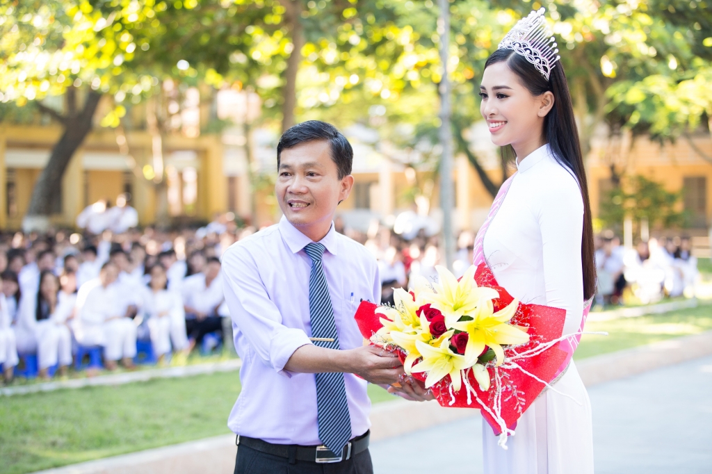 dien ao dai trang ve truong hoa hau tran tieu vy dep den ngan ngo