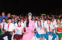 Hoa hậu Trần Tiểu Vy trao quà cho trẻ em nghèo khó tại quê nhà
