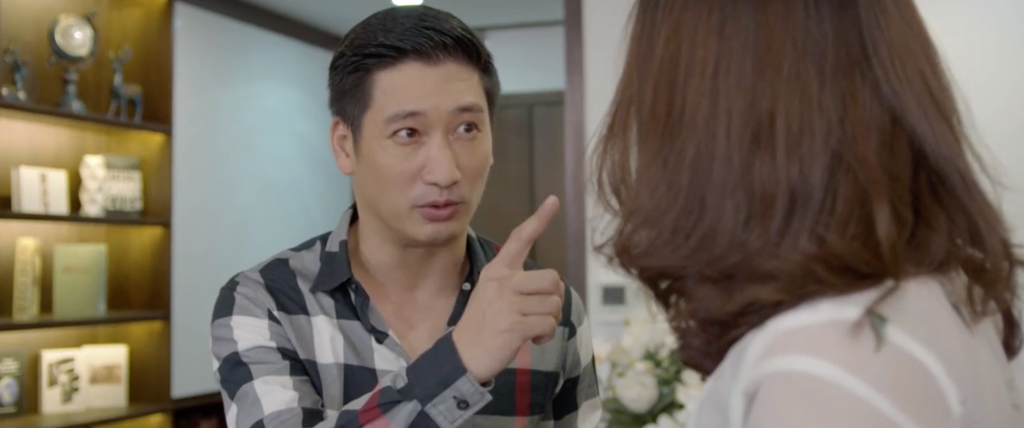 ngoc quynh tu tien hoa co may den ga chong troi danh trong hoa hong tren nguc trai