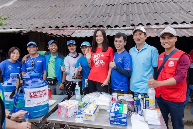 hoa hau mai phuong thuy len tan sapa co vu va tiep suc cho cac van dong vien chay bo