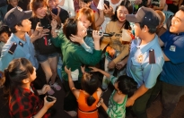 'Thị Bình' Nhật Kim Anh mặc áo bà ba đi chân trần trên sân khấu tại Sa Đéc
