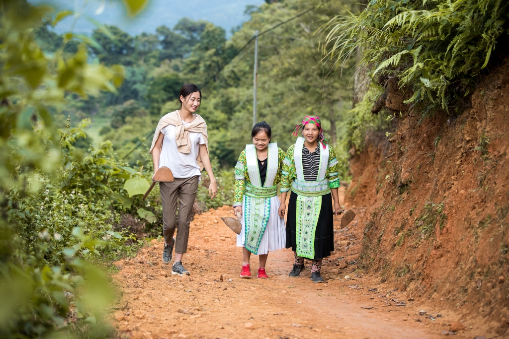 hoa hau luong thuy linh lam du an nhan ai tai chinh que huong cao bang
