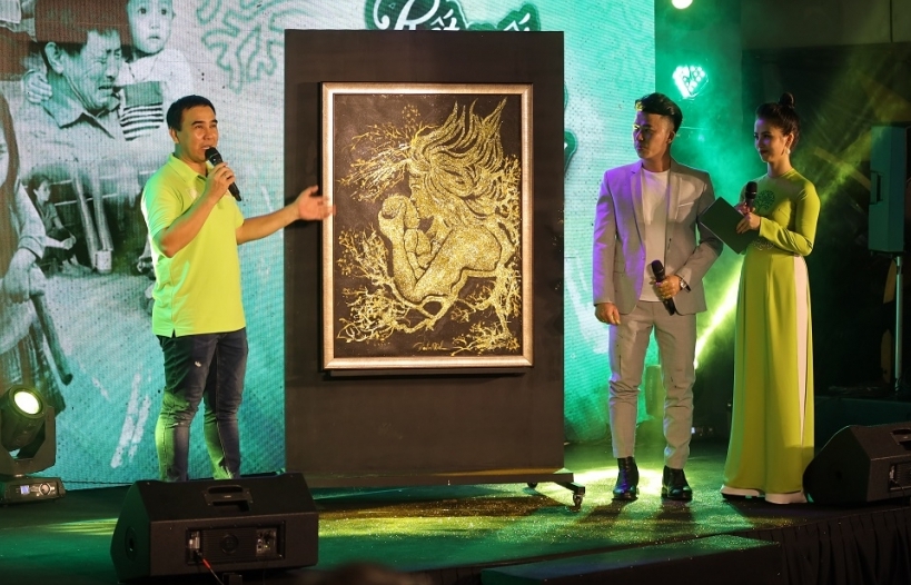 Quyền Linh, Lam Trường cùng nhiều nghệ sĩ nổi tiếng trình diễn bộ sưu tập áo dài độc quyền trong Gala 'Tiếp sức Hồi sinh'