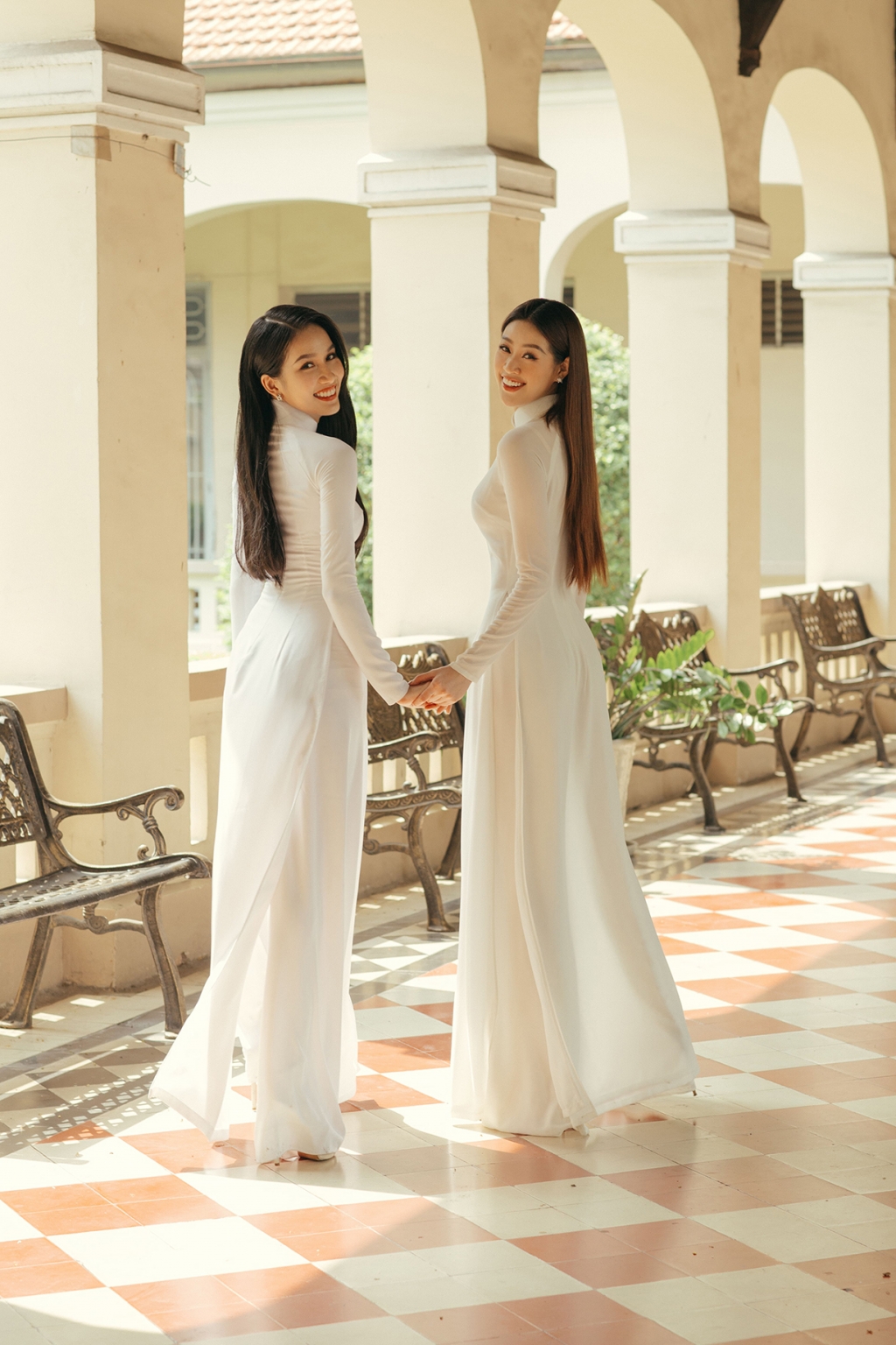 Hoa hậu Khánh Vân và Á hậu Phương Anh chào mừng năm học mới trong bộ ảnh Áo dài