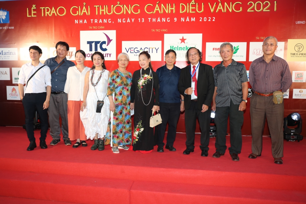 Nghệ sĩ Việt nô nức trên thảm đỏ 'Cánh diều 2021'