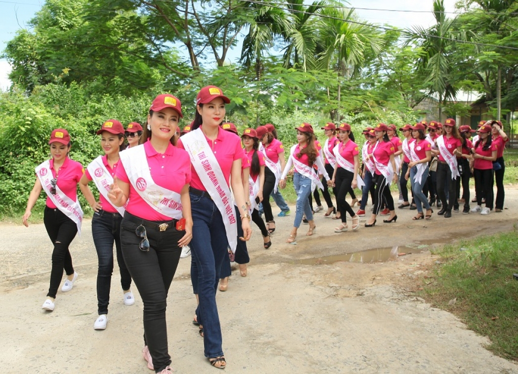 top 40 nu hoang doanh nhan dat viet khoe sac tren pho co hoi an