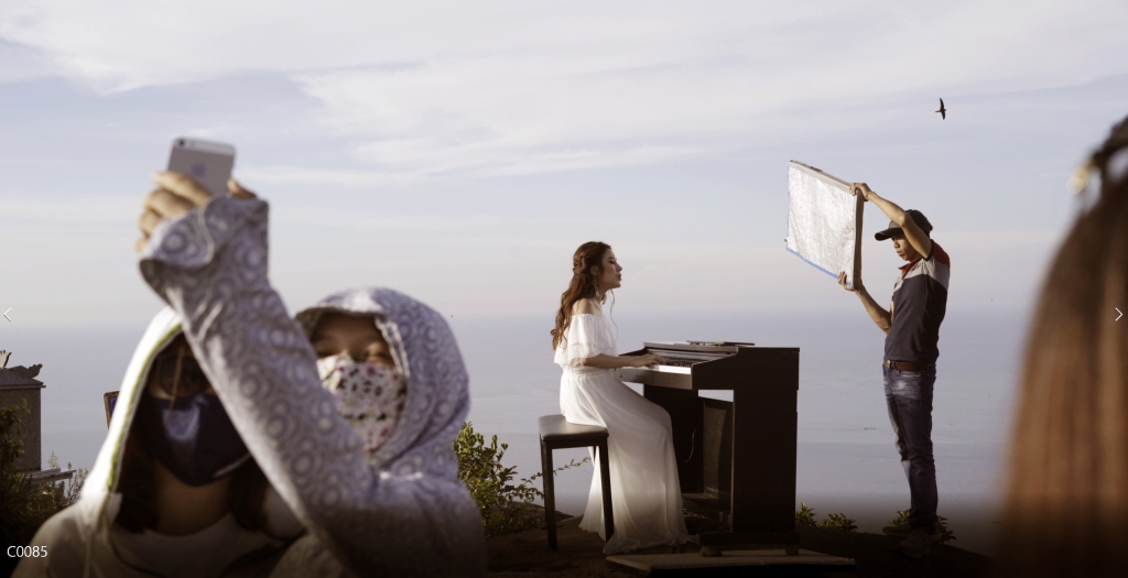 than tien ty ty to my vac dan piano len dinh nui quay mv