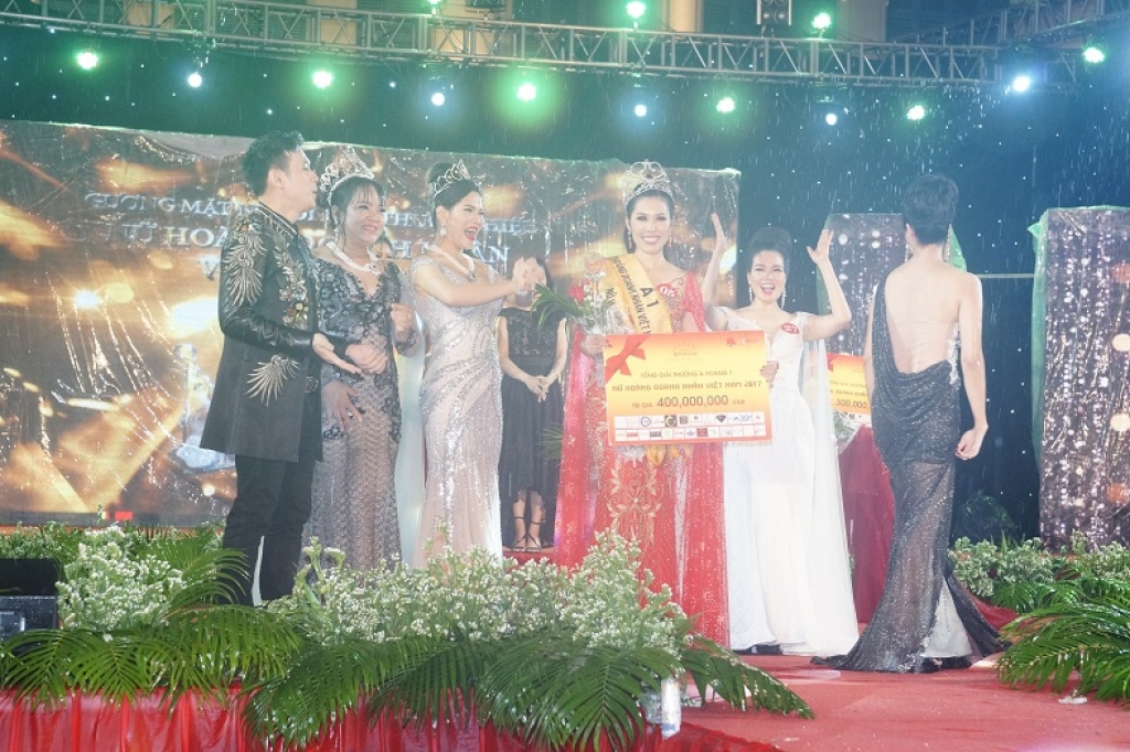 bat chap mua gio dem chung ket nu hoang doanh nhan viet nam 2017 van tran ngap cam xuc