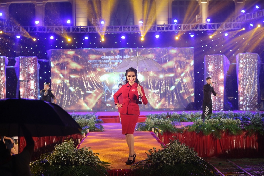 bat chap mua gio dem chung ket nu hoang doanh nhan viet nam 2017 van tran ngap cam xuc