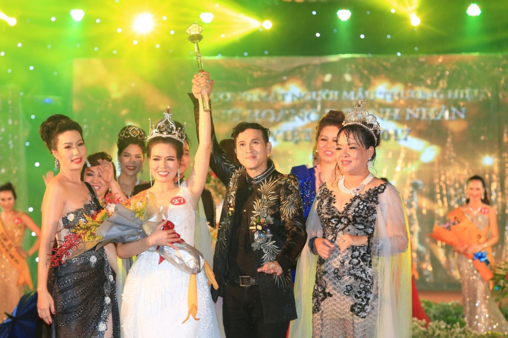 bat chap mua gio dem chung ket nu hoang doanh nhan viet nam 2017 van tran ngap cam xuc