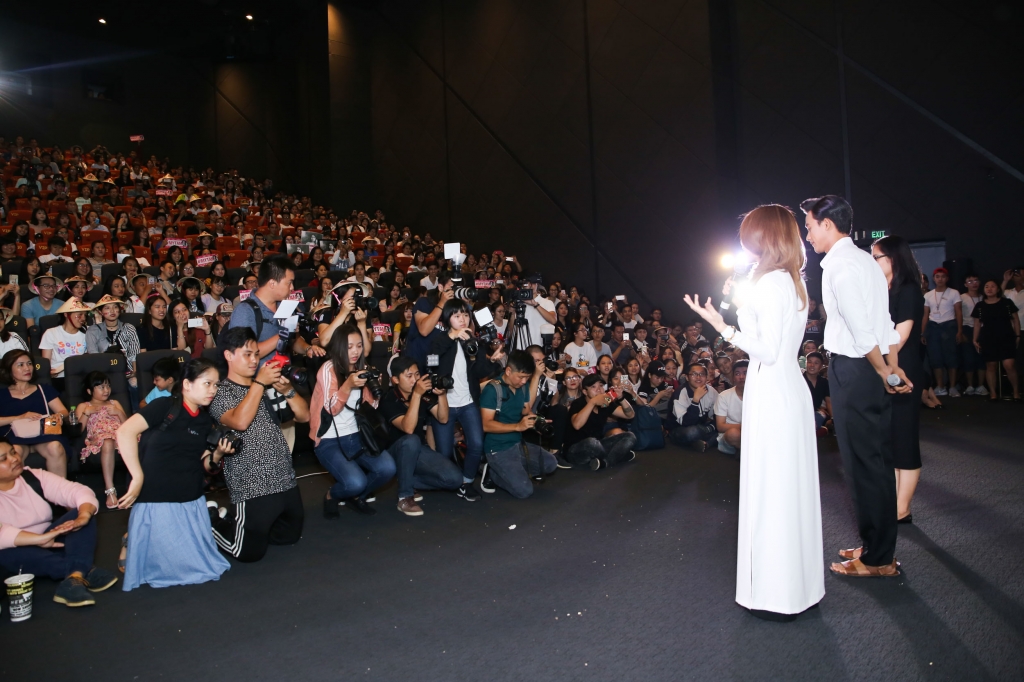 my tam dien lai canh hy sinh bao ve nguoi yeu truoc hon 500 fans ham mo