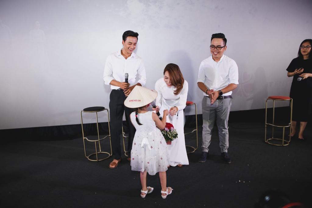 my tam dien lai canh hy sinh bao ve nguoi yeu truoc hon 500 fans ham mo