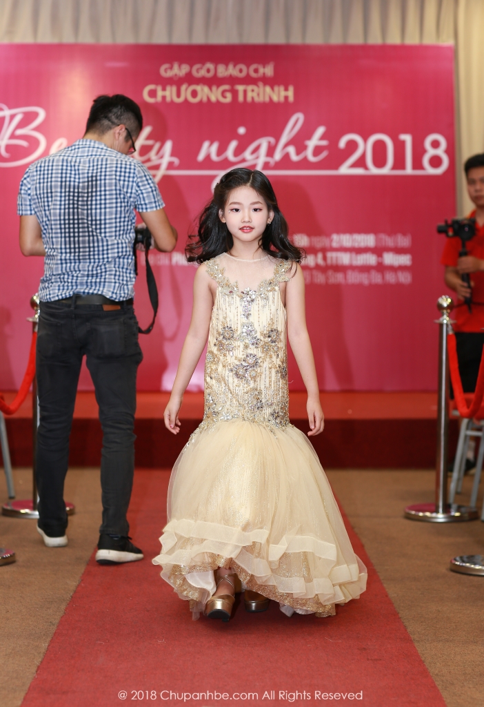 man nhan voi phan catwalk chuyen nghiep cua mau nhi tham du beauty night 2018