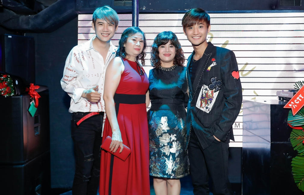 Mẹ và gia đình đến chúc mừng Zick Phạm ra mắt MV 'Yêu một chiều'
