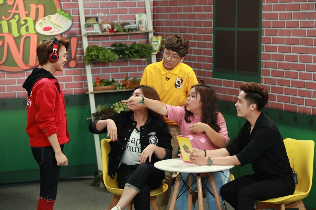 chi ca no le nhan xeo xat dong doi tai minh an trua nhe