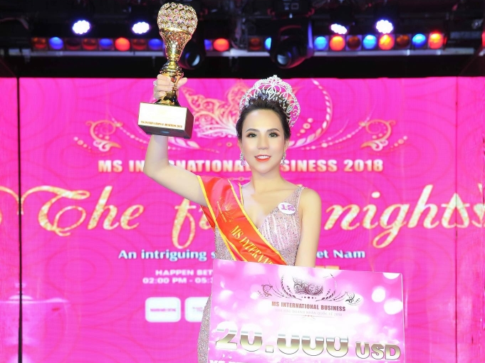 Lê Đỗ Minh Thảo bật khóc nghẹn ngào khi đăng quang 'Hoa hậu doanh nhân quốc tế 2018'