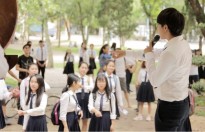 Tùng Maru và Mai Ngô lần đầu tiên làm giảng viên vũ đạo cho hơn 150 học sinh tỉnh Kon Tum