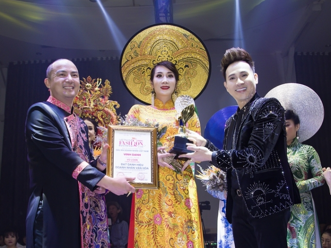 Ca sĩ Nguyên Vũ trao bằng khen Doanh nhân văn hóa cho Hoa hậu Vũ Loan