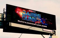 Billboard 'Rehire James Gunn' ủng hộ James Gunn được dựng lên gần Disneyland