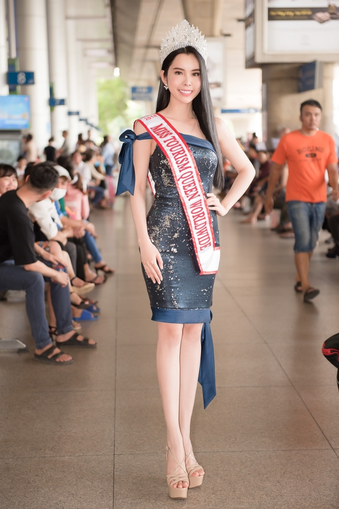 huynh vy dep rang ro doi vuong mien miss tourism queen worldwide 2018 tro ve nuoc