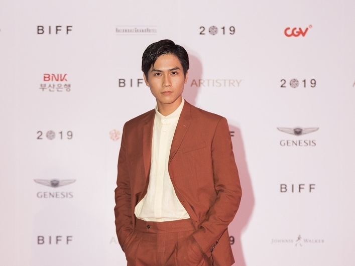 Võ Điền Gia Huy diện suit lịch lãm, xuất hiện tại thảm đỏ Liên hoan phim Quốc tế Busan lần thứ 24
