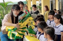 Vợ chồng Đăng Khôi - Thủy Anh hỗ trợ bà con miền Trung khắc phục hậu quả sau bão