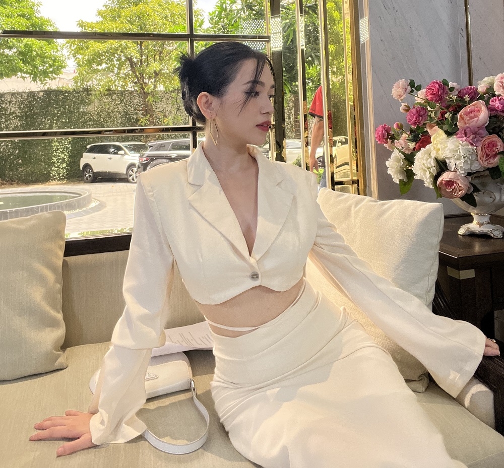 Gout thời trang biến hóa của Sĩ Thanh trong phim 'Giấc mộng đêm hè'