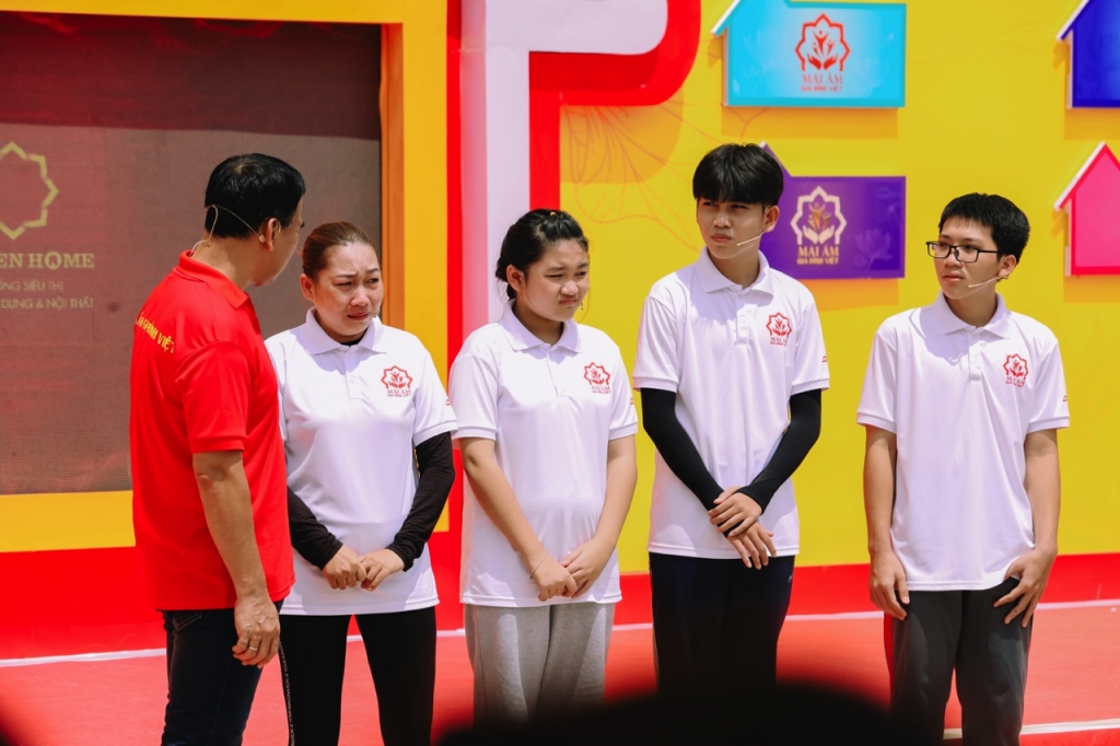 Nam Thư kết hợp với Thuận Nguyễn giúp đỡ các em nhỏ mồ côi khiến khán giả xúc động