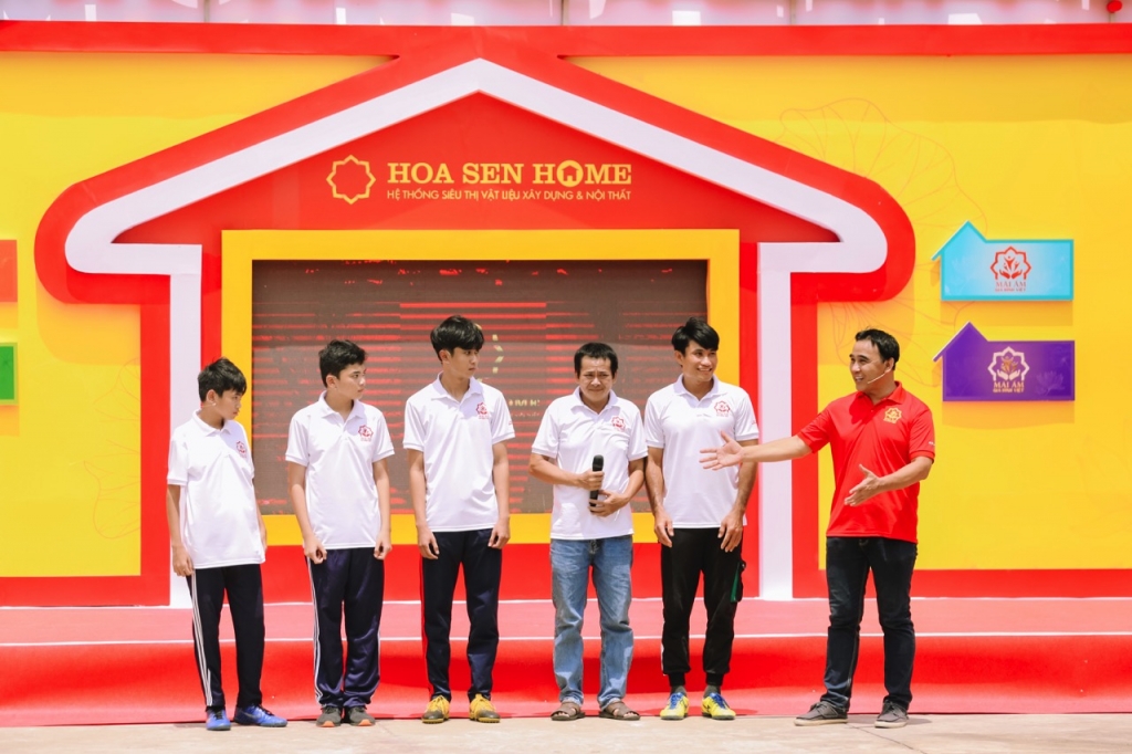 Nam Thư kết hợp với Thuận Nguyễn giúp đỡ các em nhỏ mồ côi khiến khán giả xúc động