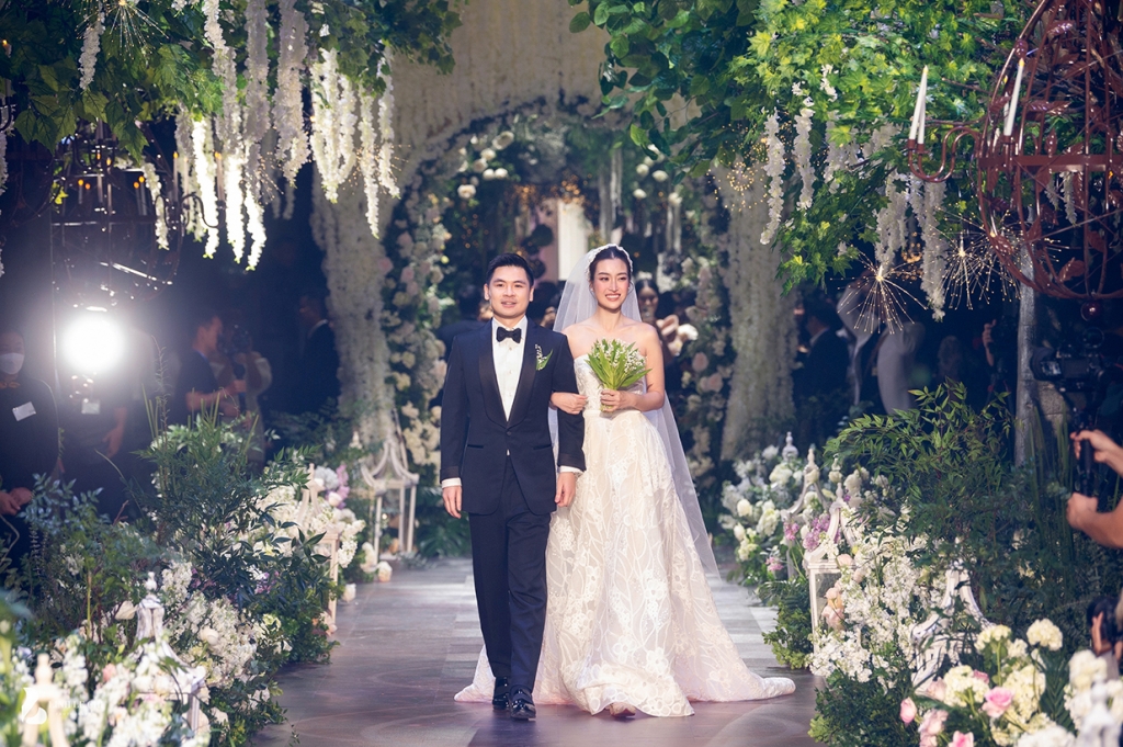 Đám cưới trong 'truyện cổ tích' của Hoa hậu Đỗ Mỹ Linh và Doanh nhân trẻ Đỗ Quang Vinh