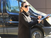 Angelina Jolie lộ đôi chân gầy guộc khi mặc váy ngắn