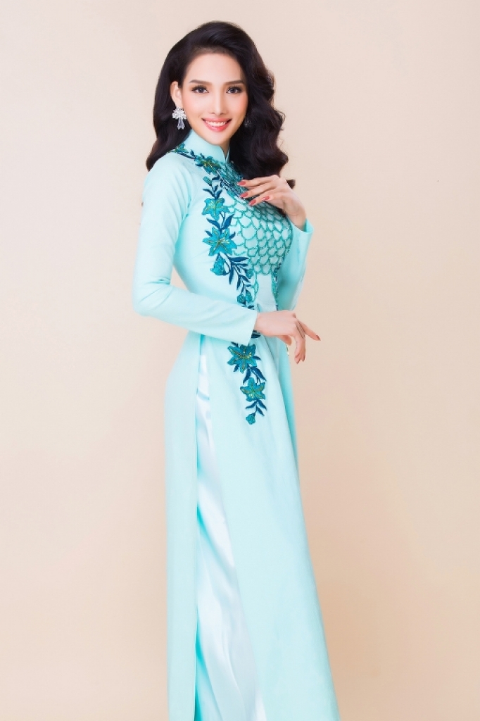 nha thiet ke minh chau tung mau ao dai dep long lanh cho co dau cuoi nam