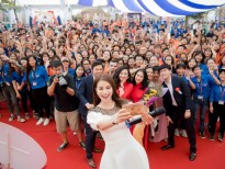 Phạm Hương nhảy flashmob cùng hàng nghìn sinh viên và vui đùa với trẻ em mầm non Hà Nội