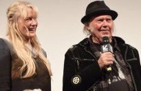 Ca sĩ Neil Young tiết lộ đã cưới nữ diễn viên Daryl Hannah